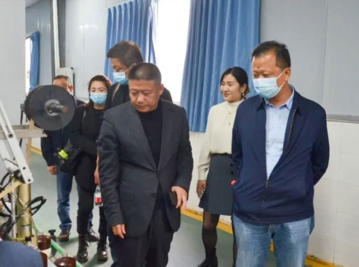 四川全興酒業(yè)領(lǐng)導蒞臨觀宇玻璃集團交流